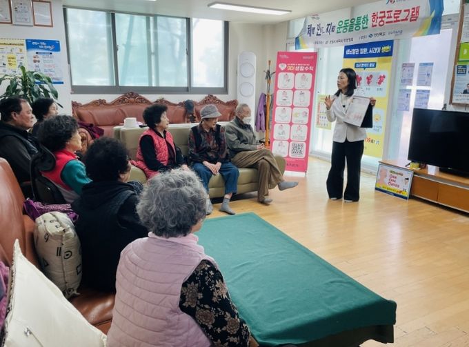 포항시 북구보건소에서 운영중인 ‘건강교실’에서 전문가의 교육을 경청 중인 경로당 어르신들의 모습.