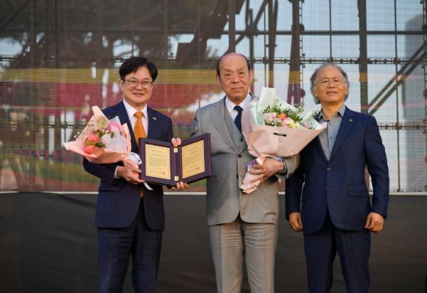 김병수 시장이 제15대 심수관에게 명예시민증을 수여했다.