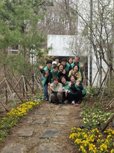 광명시 광명5동 새마을지도자협의회와 부녀회는 30일 봄맞이와 식목일을 기념해 비올라와 팬지 등 봄꽃 600그루를 심었다.