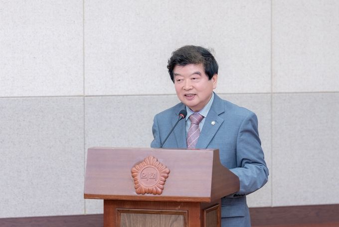 강남구의회 이동호 의원이 제333회 임시회 경제도시위원회 회의에서 조례 제정을 제안하고 있다.