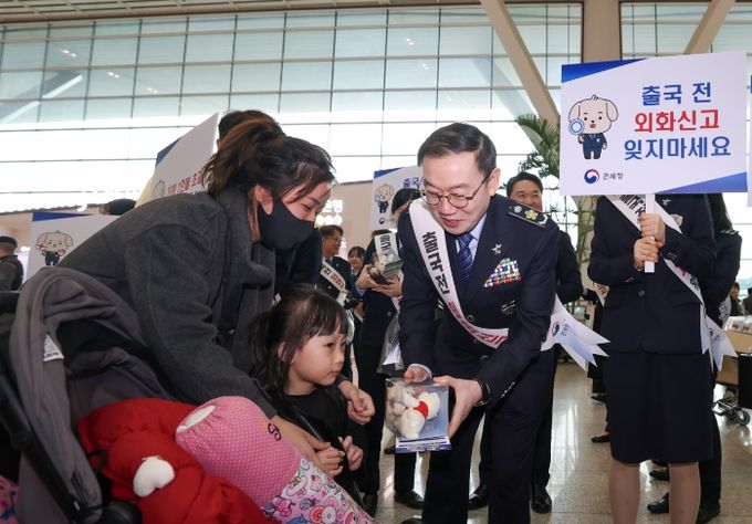 이명구 관세청장이 31일 인천국제공항 제2여객터미널에서 해외 출국 여행객을 대상으로 외화신고 안내 캠페인을 실시하고 있다