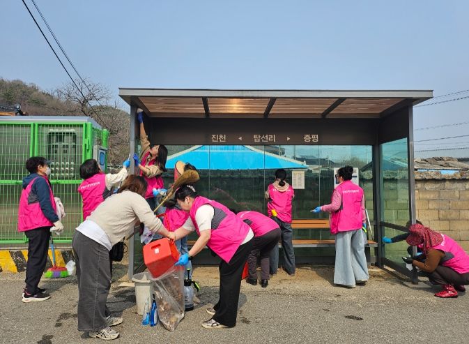 28일 여성단체협의회 버스정류장 환경정화 활동사진
