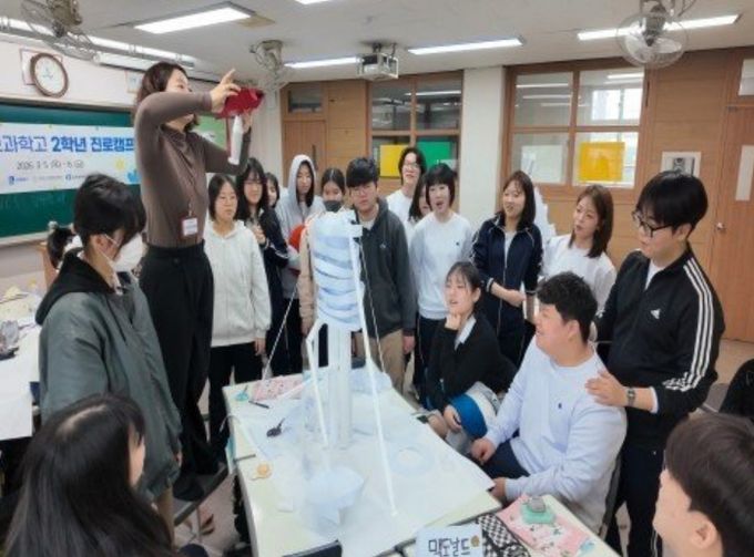 수원정보과학고에서 진로캠프를 운영하고 있다.