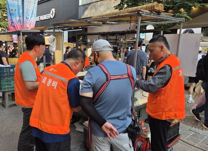 지난해 명동 거리가게 점검 모습