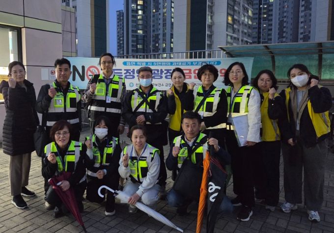 1. 천안시가 위촉한 금연지도원이 금연 구역을 지도·점검하고 있다