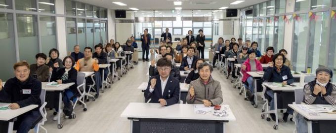 최충규 대덕구청장(사진 첫 번째 줄 왼쪽 두 번째)과 대덕구 신규 주민자치위원들이 31일 오정창의공작소에서 주민자치위원의 역량 강화를 위한 ‘2026년 대덕구 주민자치학교’를 마친 후 파이팅을 외치며 기념 촬영을 하고 있다