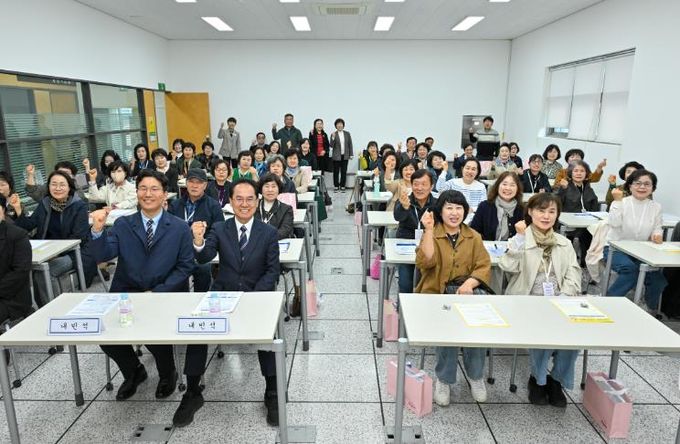 영주시는 3월31일 평생직원교육관에서 경북도민행복대학 개강식을 개최했다(단체기념사진)