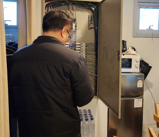 중구 점검반이 숙박시설을 방문해 시설을 점검하고 있다