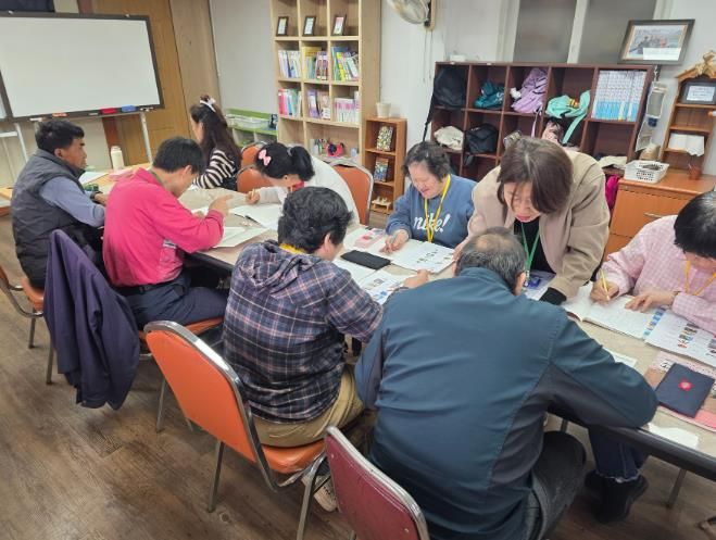 2026년 찾아가는 성인문해교실에서 강사가 어르신들에게 맞춤형 한글 및 디지털 교육을 진행하고 있다.