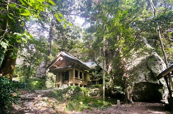 오키노시마 섬안의 신사(오키츠미야 본전)'