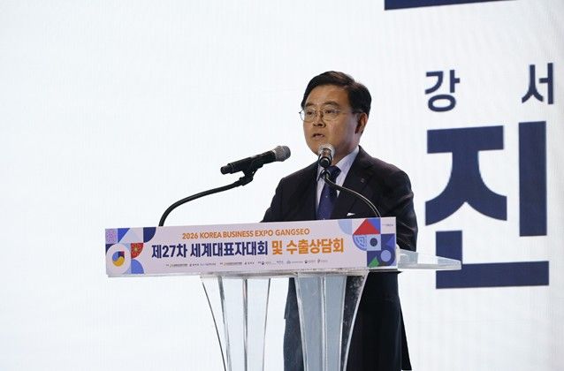진교훈 강서구청장이 1일 ‘한국 비즈니스 엑스포 강서’ 폐회식에서 환송사를 하고 있다.