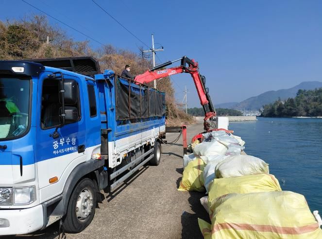 여수시가 2026여수세계섬박람회를 대비해 도서지역 생활폐기물 관리체계를 강화하고 방치폐기물 정비에 나선다.