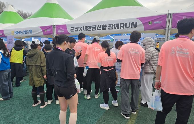 군산시, ‘군산X새만금항신항 함께 RUN’ 홍보부스 운영