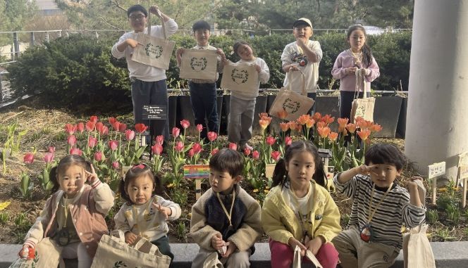 아이들 손으로 피어나는 봄, 수원시 영통구 광교2동 새마을문고 화단 가꾸기 행사