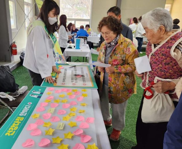 군민들에게 비만예방 캠페인에 대해 설명하고 있다.