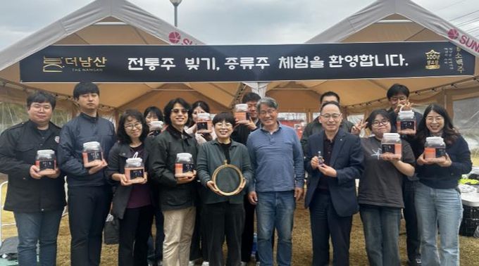 유통지원과 직원들은 지난 6일 6차산업에 대한 이해를 높이기 위해 영주탁주양조장서 막걸리 체험을 진행했다