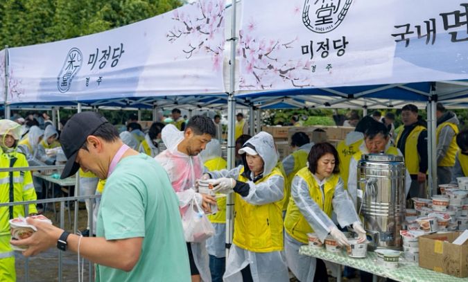 지난 4일 경주벚꽃마라톤 참가자들이 완주 후 ‘경주미정당 할배쌀국시’를 배식받고 있다.