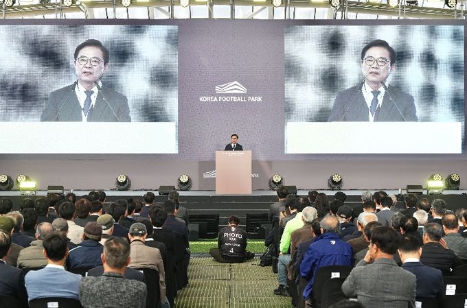 7일 천안시 코리아풋볼파크 개관식에서 김석필 천안시장 권한대행 부시장과 김태흠 충남도지사, 정몽규 대한축구협회 회장 등 주요 참석자들이 기념촬영을 하고 있다.