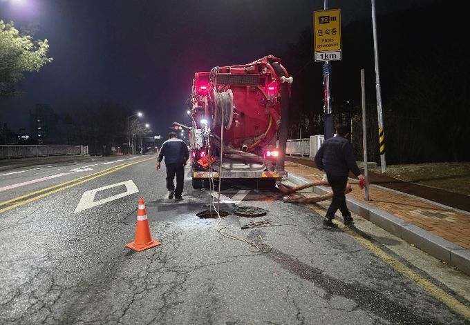 충남 계룡시는 다가오는 여름철 집중호우를 대비하기 위해 관내 오수관로를 대상으로 고압세척을 진행하고 있다.