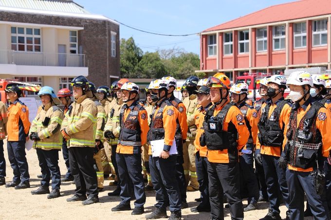 긴급구조종합훈련 사전훈련에 참여한 소방대원들이 훈련 결과를 공유하고 있다.