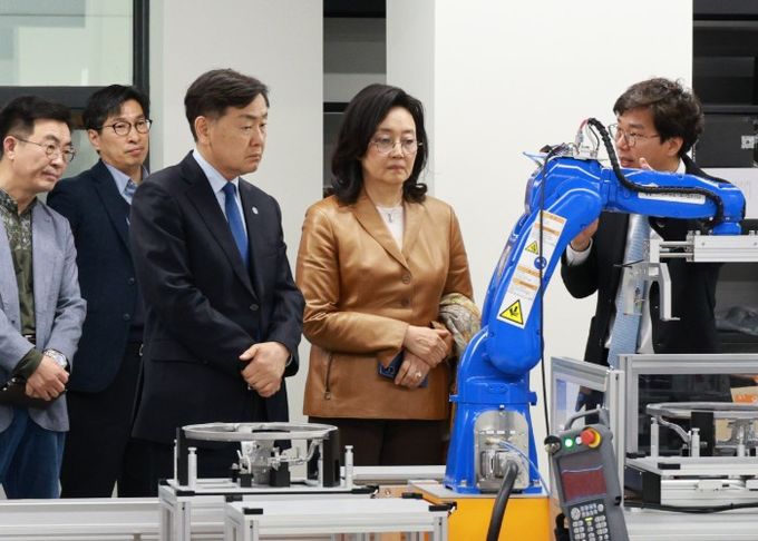 박영선 전 장관, 전북 피지컬AI 현장 방문…