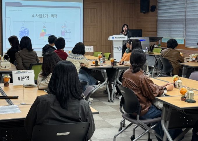 광주 초·중·고교 전문상담(교)사들이 9일 광주서부교육지원청 소회의실에서 열린 분임 협의회에 참석해 고위기 학생 지원을 위한 사례 지도 계획을 수립하고 있다 /광주시교육청 제공