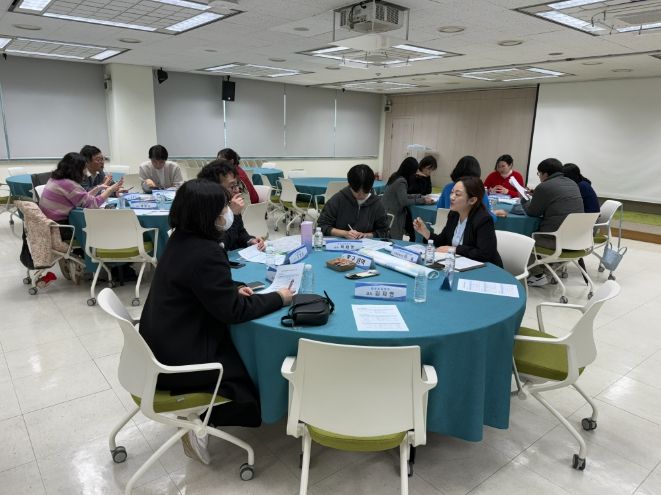 자원봉사센터 실무자와 학급 담임들이 9일 강북교육지원청에서 협의회를 열고 봉사 활동 운영 방안에 대해 논의하고 있다.