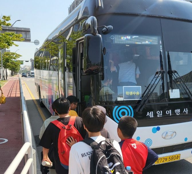 지역 학생들이 탐방을 떠나기 위해 창의체험버스에 탑승하고 있다.