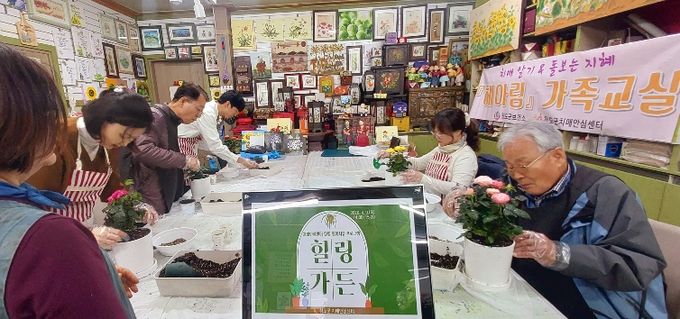 청도군, 치매가족 대상 원예치유 프로그램‘힐링가든’운영(청도시장 내 _해바라기공예체험장_)