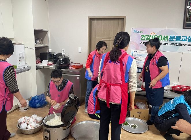 생활개선 곡성군연합회가 겸면 마전리 마을회관을 찾아 취약계층을 위한 희망밥상 나누기 행사를 추진하고 있다.