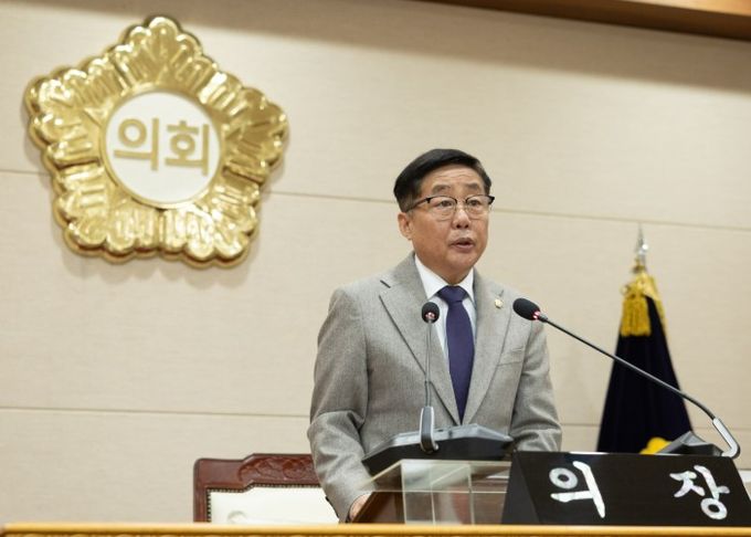 윤창철 의장이 제387회 임시회 제3차 본회의를 주재하고 있다.