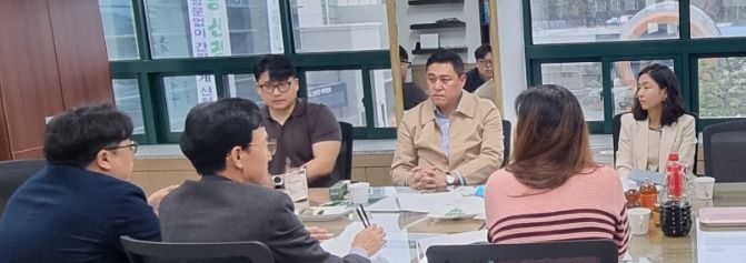 영천시 관계자와 경북통상 실무자, 캐나다 한남체인 대표가 2026년 캐나다 해외 판매홍보관 운영 관련 업무 협의와 함께, 지역 농식품의 북미시장 수출 확대 방안을 논의하고 있다.