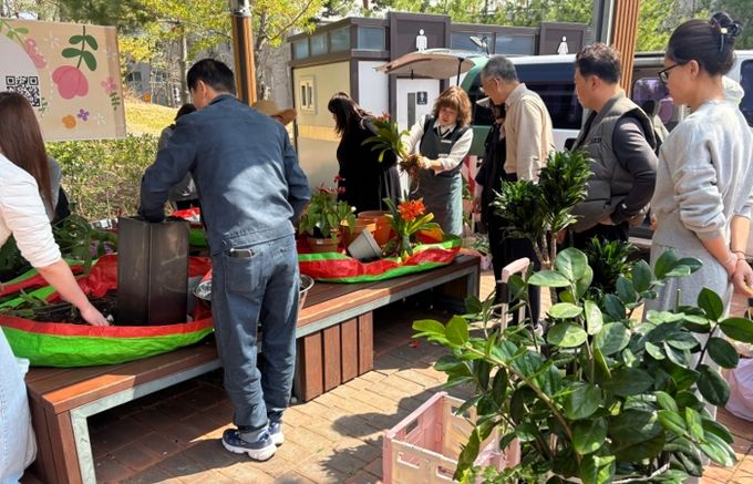 포항시는 지난 11일 ‘나만의 작은 정원:화분’ 분갈이 실습 교육을 열고 150여 명의 시민이 참여한 가운데 프로그램을 마무리했다.