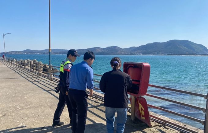 포항시는 봄철 관광객과 시민들의 안전을 확보하기 위해 포항해양경찰서와 함께 ‘2026년 상반기 어항 안전 시설물 합동점검’을 실시했다.