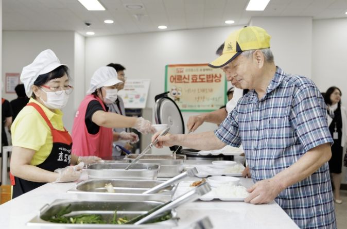 효도밥상 급식기관에서 어르신이 점심식사를 하고 있다