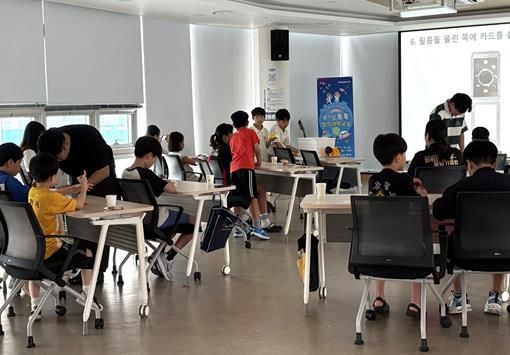 “2025년 ‘호기심 톡톡 창의과학교실’ 2기 운영 모습. 천체·우주항공 분야 체험형 과학교육 프로그램에 참여한 학생들이 다양한 실습 활동을 통해 과학 원리를 배우고 있다.”