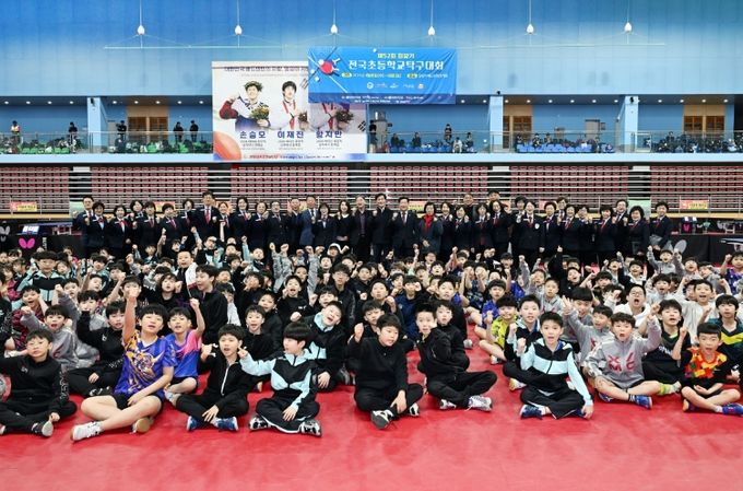 지난 9일 밀양시배드민턴경기장에서 열린 ‘제52회 회장기 전국초등학교 탁구대회’ 개회식에서 참가 선수단과 관계자들이 기념 촬영을 하고 있다.