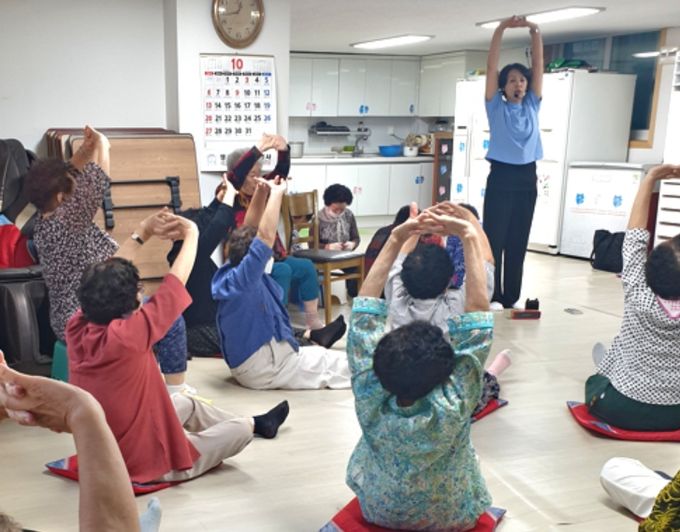 소그룹 노쇠예방 프로그램 ‘실버체조’ 진행 모습