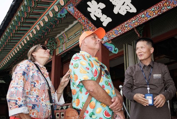 스티브 프라이스씨가 화성행궁을 둘러보고 있다.