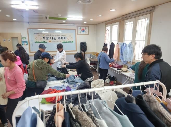 지난 13일, 청양지역자활센터에서 ‘사랑나눔 바자회’를 개최하고 주민들에게 물품을 판매하고 있다.