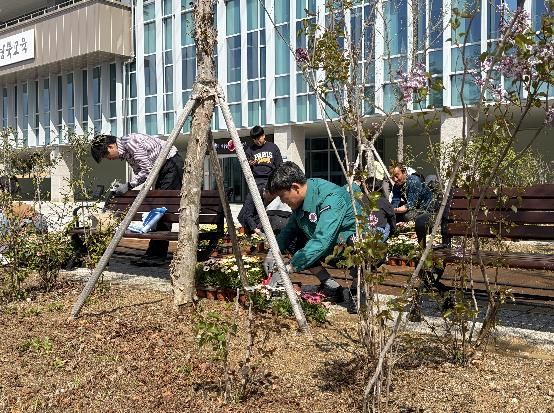 봉화교육지원청 청사에서 꽃 심으며 청렴을 다짐하는 행사 실시