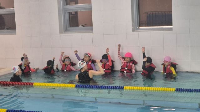 4월 14일 반디비 빙상장 수중운동실에서 열린 생존수영 교육 모습