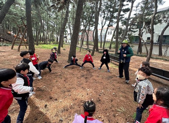 ‘찾아가는 유아숲교육’에 참여중인 아이들의 모습.