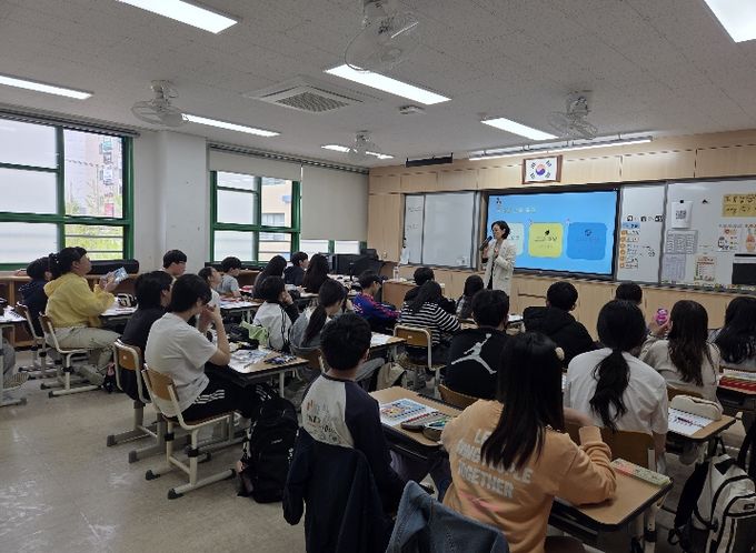 용연초 6학년 학생들이 14일 울주도서관이 주관하는 '청소년진로독서 프로그램' 수업을 듣고있다.