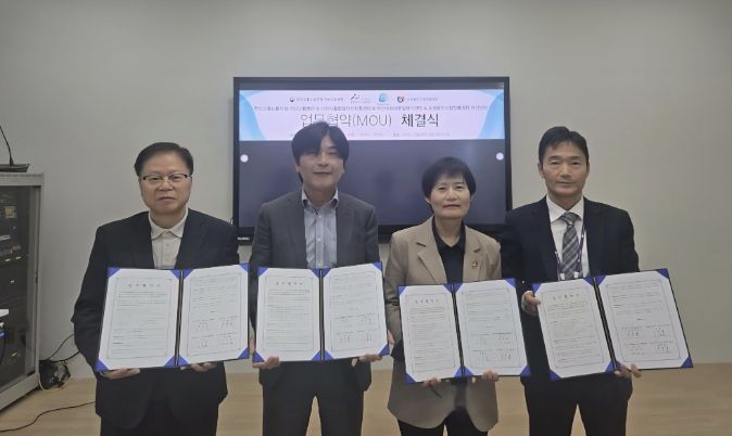 아산새일센터가 3개 유관기관과 업무협약을 체결하고 기념사진을 촬영하고 있다.