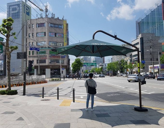 무더위 그늘막이 설치되어 있는 모습