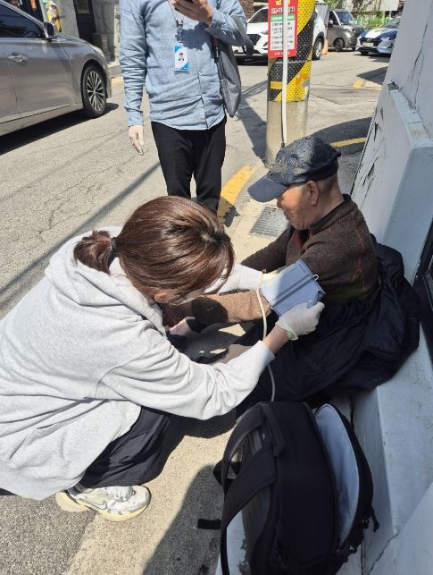 장위1동 주민센터 간호사가 뇌졸중이 의심되는 어르신의 상태를 확인하고 있다