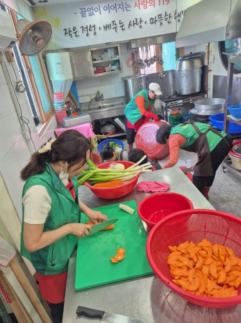 수원시 권선구 평동 새마을지도자부녀회, ‘사랑의 119 음식 음식 나눔’으로 소외 이웃 향한 온기 전달