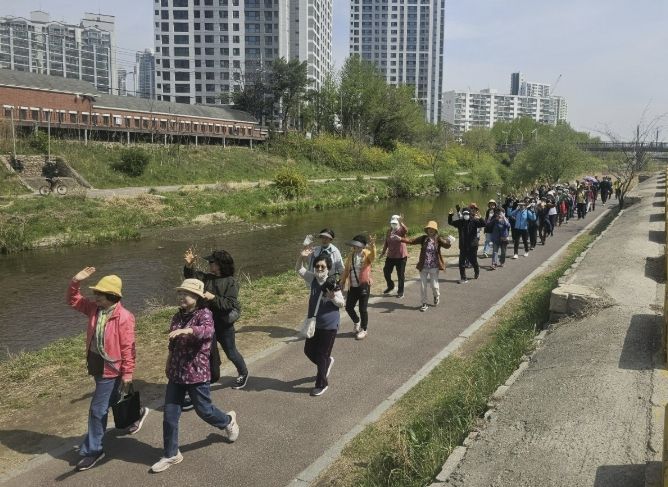 안양시 동안치매안심센터 '치매 극복 걷기 행사' 개최…치매 어르신·가족 등 225명 참여