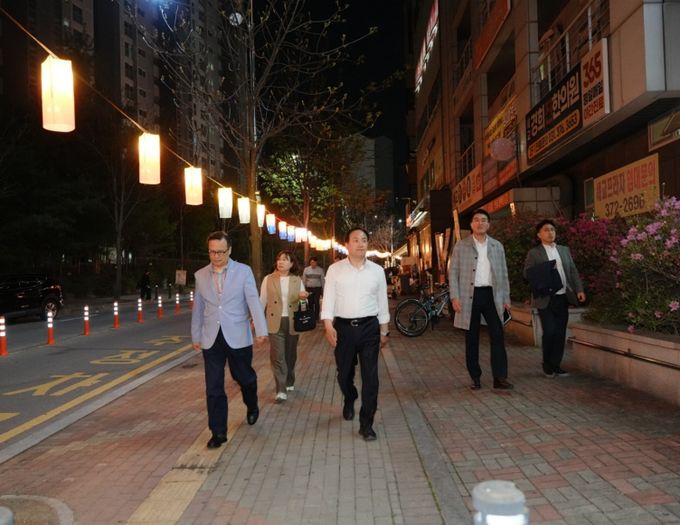 금암중심상가 청사초롱 현장점검 모습